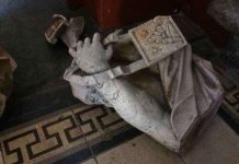 Jovem escala igreja em SJDR, cai e arranca pedaço de escultura histórica