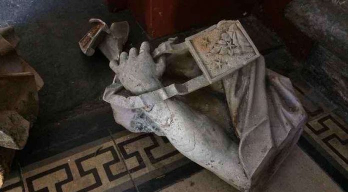 Jovem escala igreja em SJDR, cai e arranca pedaço de escultura histórica