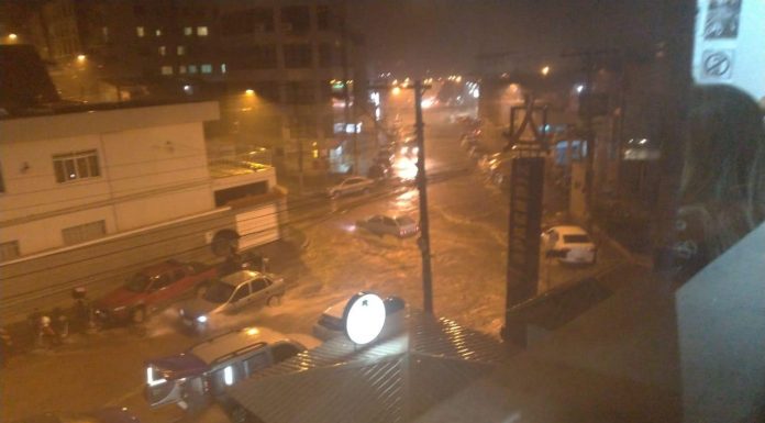 Forte chuva alaga várias ruas de Barbacena na noite desta quarta