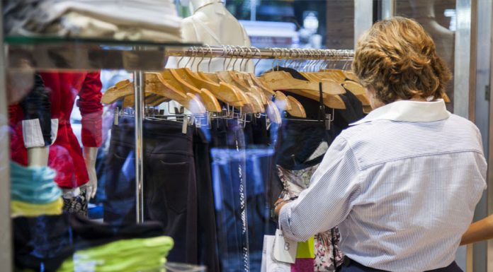 Vendas do comércio crescem 1,3% em agosto, aponta IBGE