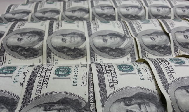 Dólar cai mais 3% após resultados do 1º turno