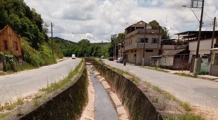 Enfim começa a limpeza do canal da Av. Carlos Alberto Moura