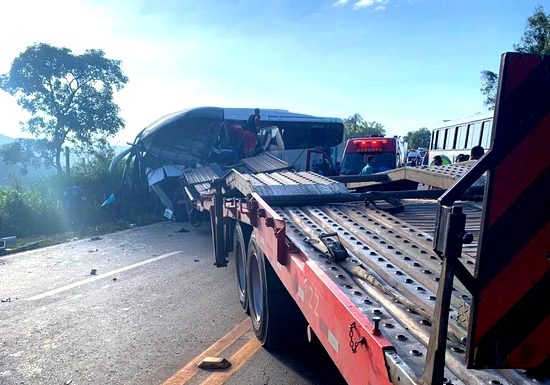 Acidente grave entre ônibus, cegonheira e veículo de passeio para a BR-040