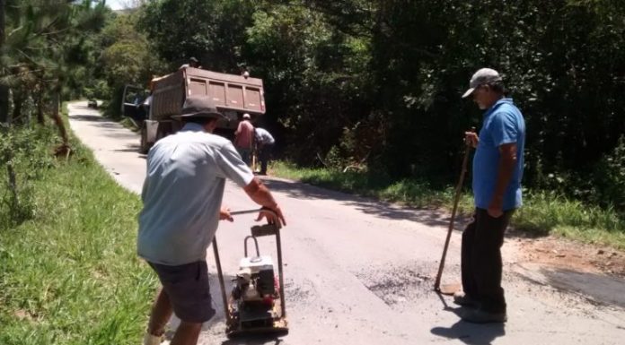 “Vaquinha” na zona rural para tapar buracos em estrada