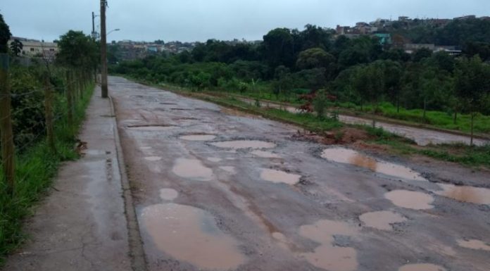 Buracos e mato por todos os lados
