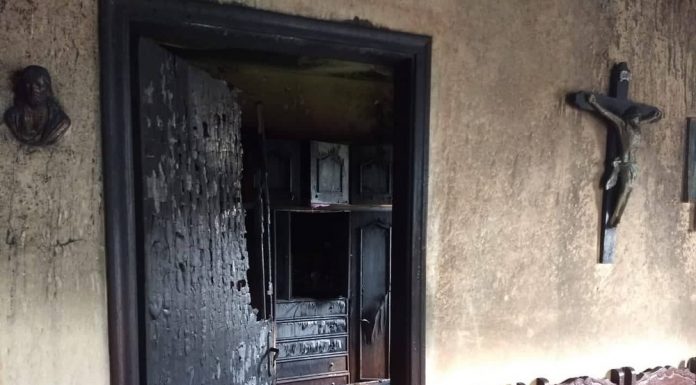 Mulher coloca fogo em casa com a mãe idosa dentro em São João del Rei
