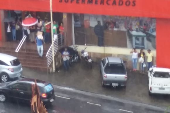 Temporal derruba árvore no Largo Marechal Deodoro