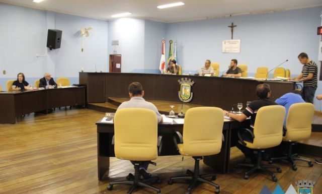 Vereadores de Barroso se reúnem após sessão solene