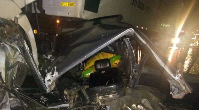 Acidente entre carro e carreta deixa um ferido na BR-040, próximo a Santos Dumont