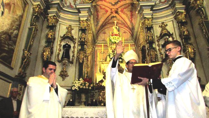Bispo Dom José Eudes celebrou sua primeira missa em Prados
