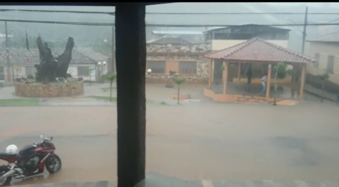 Forte chuva provocou enchente até na praça da Figueira Encantada