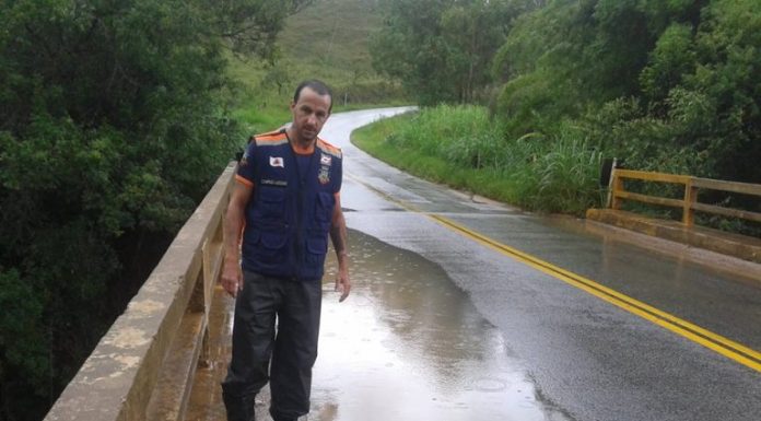 Defesa Civil realizou a limpeza na ponte entre Dores e Barroso