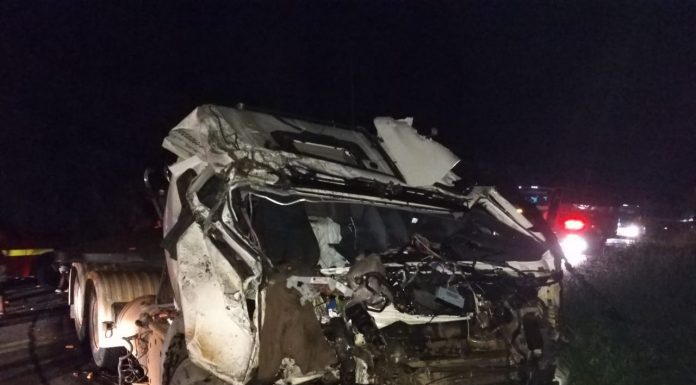 Acidente com carreta, que transportava cenouras, próximo a Barbacena