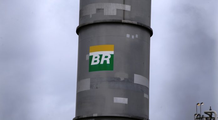 Petrobras anuncia nova redução no preço da gasolina; queda no mês chega a 19%