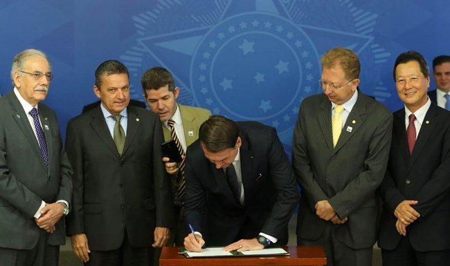 Presidente Jair Bolsonaro assina decreto e extingue horário de verão no Brasil
