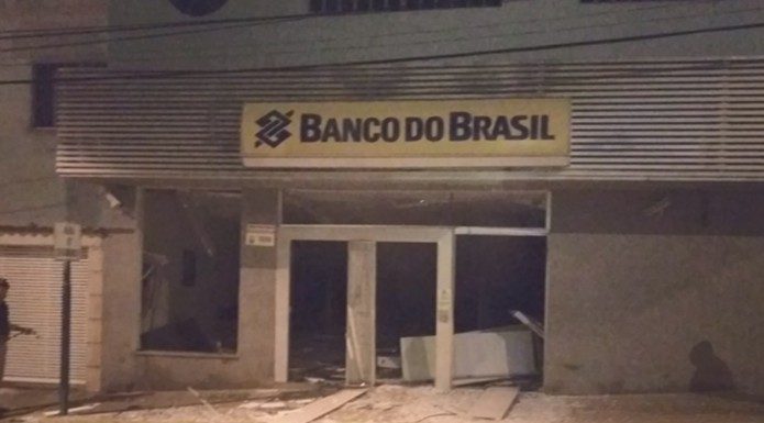 Criminosos explodem agência bancária durante a madrugada em Carrancas, MG
