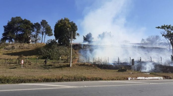 Incêndio atinge área nas proximidades do Hospital Regional