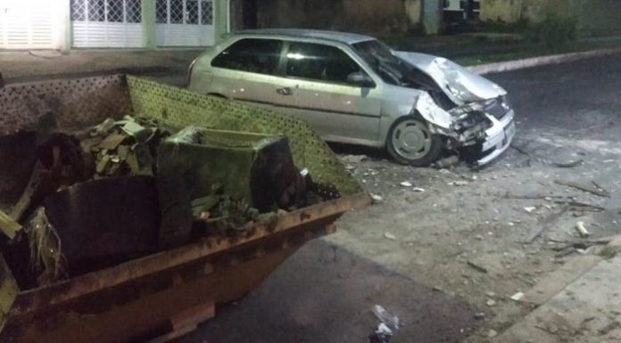 Carro colide com caçamba de entulho em Barroso