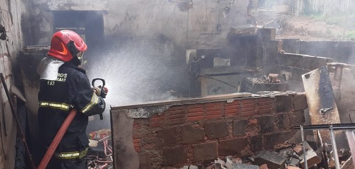 Incêndio destrói residência no bairro do Bedeschi em Barroso