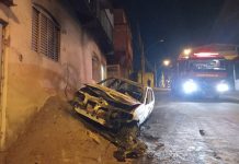 Jovem coloca fogo no carro da namorada em São João del Rei e chamas atingem residência