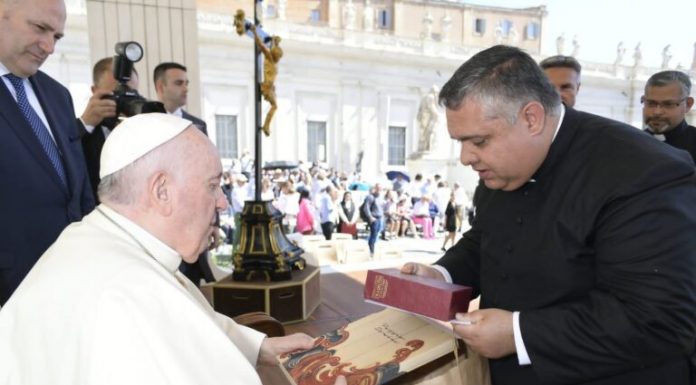 Monsenhor barrosense Geraldo Magela se encontra com o Papa Francisco