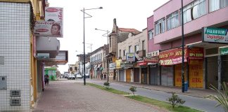 Barbacena amplia temporariamente vacinação contra meningite ACWY Rua XV de Novembro, centro comercial de Barbacena