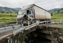Carreta cai de ponte na BR-265 em São João del-Rei e motorista fica ferido Semirreboque de carreta sobre ponte de rodovia com defensa danificada, em área rural