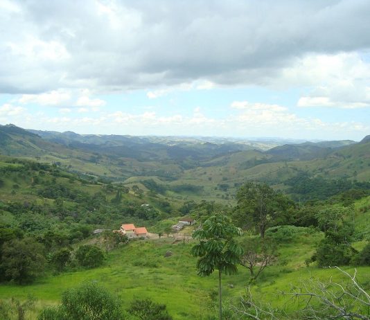 Vista panorâmica do Vale do Rio Pomba, em Santa Bárbara do Tugúrio
