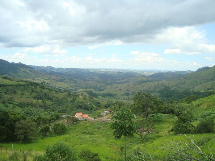Homem de 61 anos é encontrado morto em casa em Santa Bárbara do Tugúrio Vista panorâmica do Vale do Rio Pomba, em Santa Bárbara do Tugúrio