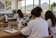 IF Sudeste Barbacena abre 23ª Semana de Ciência e Tecnologia ao público Estudantes em laboratório de ciências durante atividade acadêmica