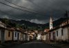 Inmet alerta para tempestade e granizo no domingo do 2º turno na região Nuvens carregadas sobre cidade do interior de Minas Gerais