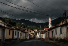 Nuvens carregadas sobre cidade do interior de Minas Gerais