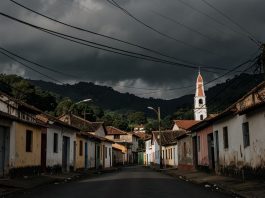 Inmet alerta para tempestade e granizo no domingo do 2º turno na região Nuvens carregadas sobre cidade do interior de Minas Gerais