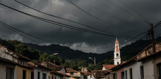 Inmet alerta para tempestade e granizo no domingo do 2º turno na região Nuvens carregadas sobre cidade do interior de Minas Gerais