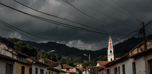 Inmet alerta para tempestade e granizo no domingo do 2º turno na região Nuvens carregadas sobre cidade do interior de Minas Gerais