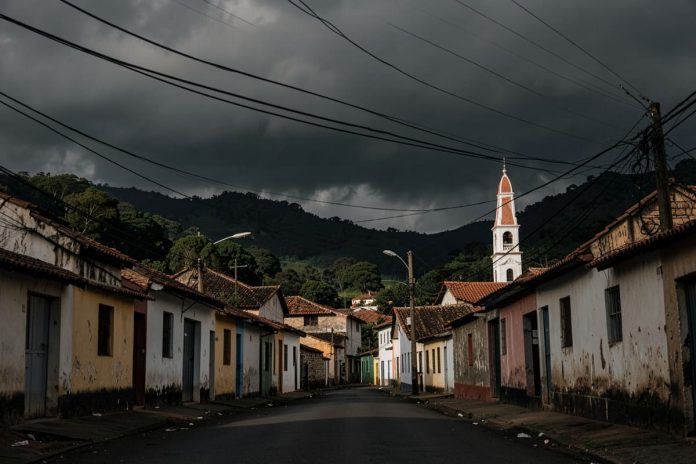 Nuvens carregadas sobre cidade do interior de Minas Gerais