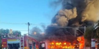 Justiça manda Barbacena intervir na concessão do transporte coletivo Viatura do Corpo de Bombeiros diante de ônibus em chamas em via urbana
