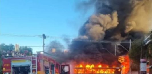 Justiça manda Barbacena intervir na concessão do transporte coletivo Viatura do Corpo de Bombeiros diante de ônibus em chamas em via urbana