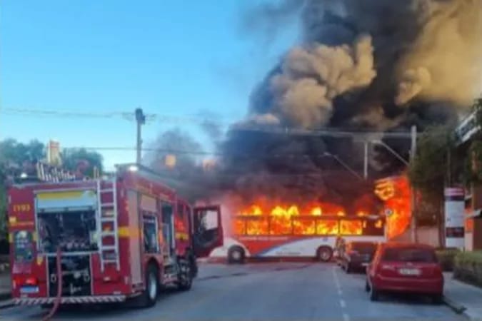 Justiça manda Barbacena intervir na concessão do transporte coletivo Viatura do Corpo de Bombeiros diante de ônibus em chamas em via urbana