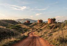 Fornos de carvão em área rural de Minas Gerais