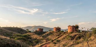 Lista suja do trabalho escravo tem empregadores de dez cidades da região Fornos de carvão em área rural de Minas Gerais