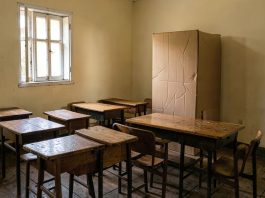 Sala de aula de escola pública preparada como local de votação em cidade do interior de Minas