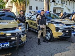 Policiais militares e viaturas da PM perfilados antes do início da operação