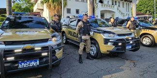 Polícia Militar reforça segurança no segundo turno em Barbacena e região Policiais militares e viaturas da PM perfilados antes do início da operação