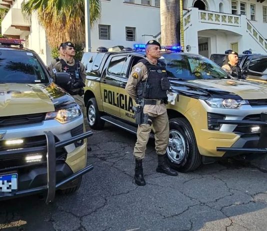 Polícia Militar reforça segurança no segundo turno em Barbacena e região Policiais militares e viaturas da PM perfilados antes do início da operação