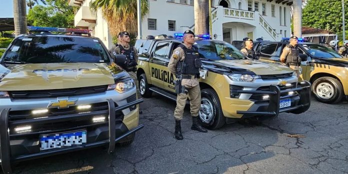 Policiais militares e viaturas da PM perfilados antes do início da operação