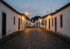Policiais militares socorrem bebê engasgado em Correia de Almeida Rua tranquila de distrito do interior de Minas Gerais ao entardecer
