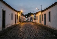 Rua tranquila de distrito do interior de Minas Gerais ao entardecer