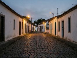 Policiais militares socorrem bebê engasgado em Correia de Almeida Rua tranquila de distrito do interior de Minas Gerais ao entardecer