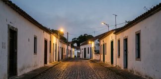 Policiais militares socorrem bebê engasgado em Correia de Almeida Rua tranquila de distrito do interior de Minas Gerais ao entardecer